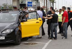 Los taxistas en huelga de Barcelona realizan una marcha lenta hasta el aeropuerto del Prat