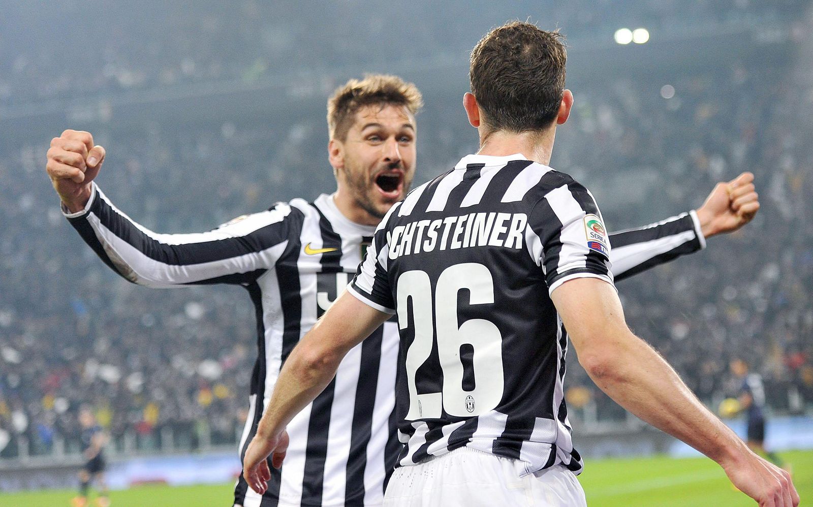 El español Llorente celebra con Lichtsteinter el tanto de este, primero de la Juventus