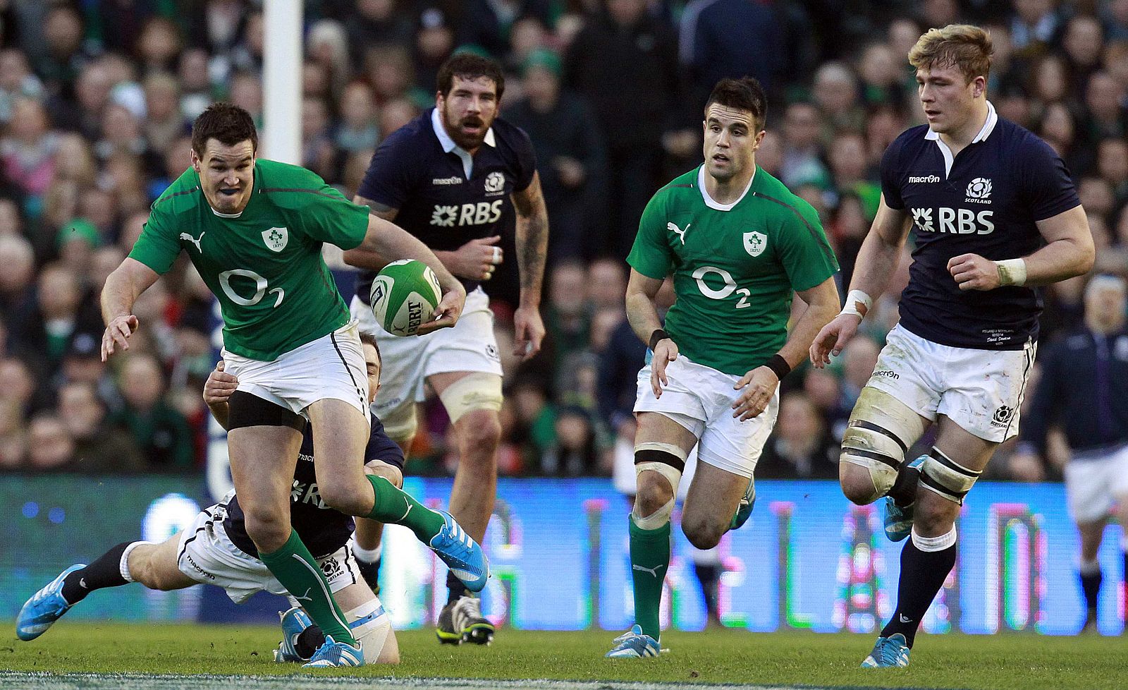 El irlandés Sexton trata de avanzar con el balón ante Escocia