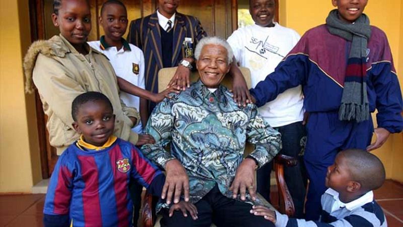 Mandela deja una herencia de tres millones de euros para su familia, su fundación y el partido 