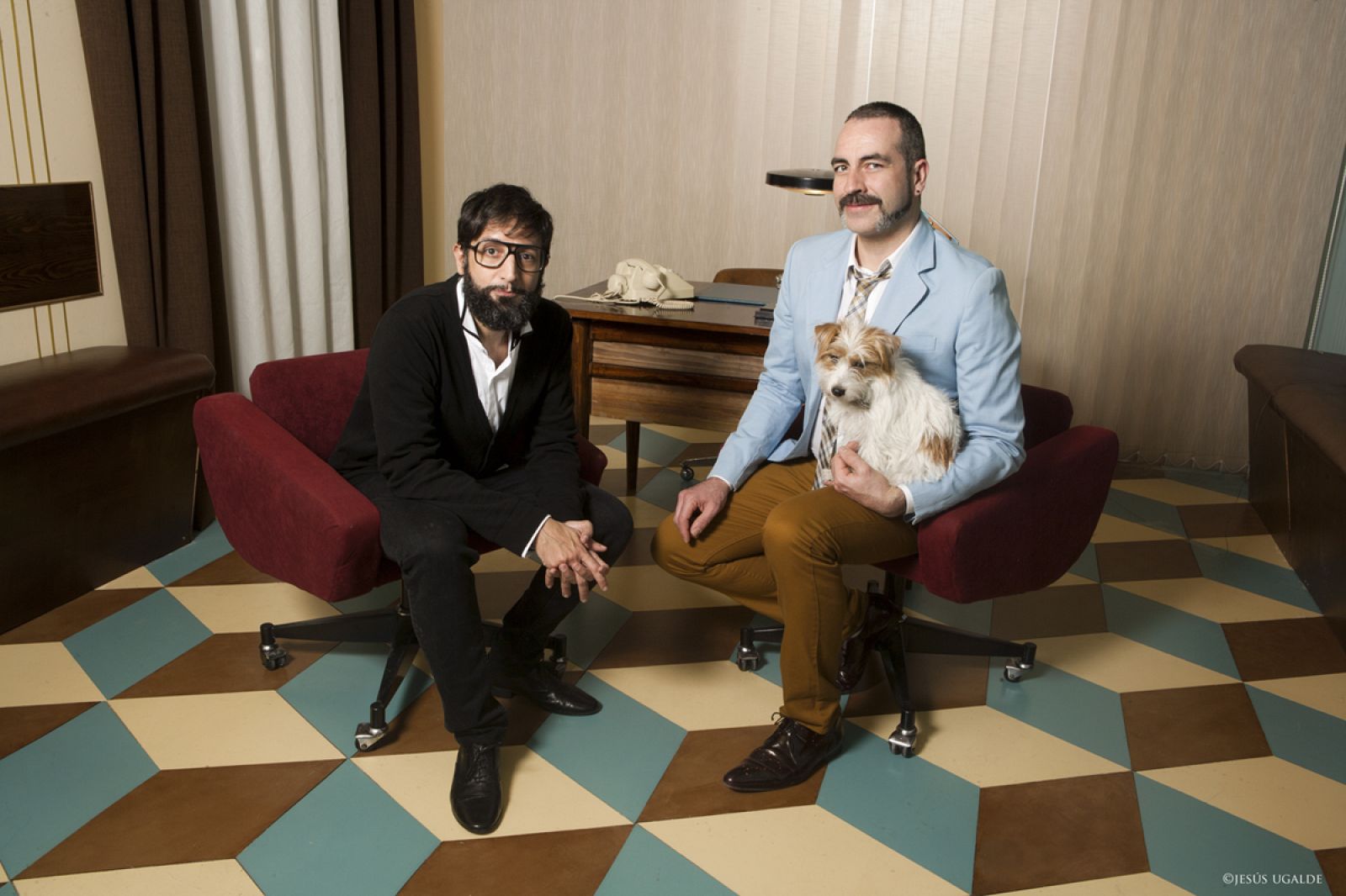 José Martret y Alberto Puraenvidia (con el perro en brazos), en la Pensión de las Pulgas