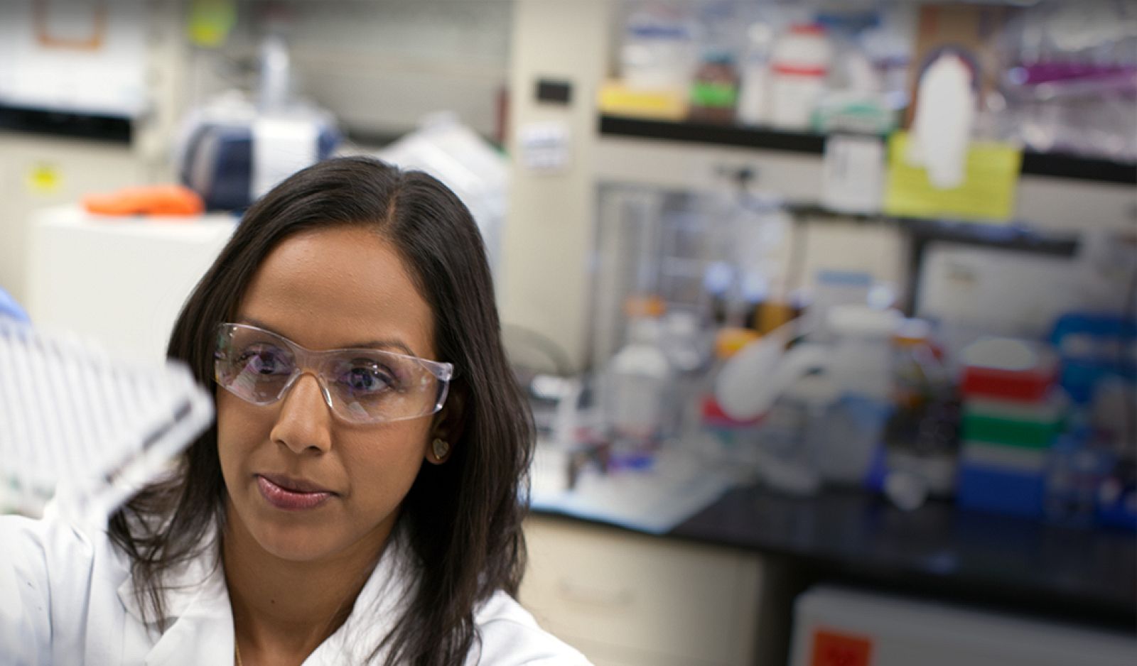 Técnica investigando en un laboratorio de Gilead.