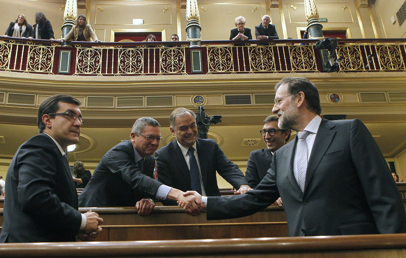 José Luis Ayllón, Alberto Ruiz Gallardón, Esteban González Pons saludan a Mariano Rajoy