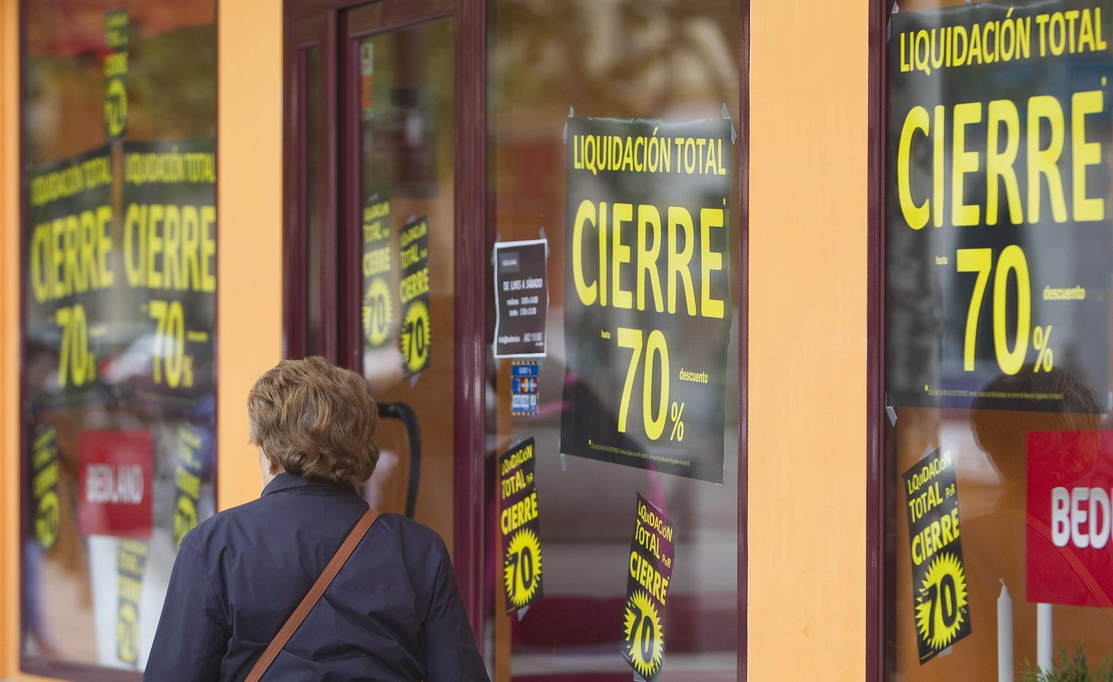 Escaparate de un comercio en proceso de liquidación por cierre