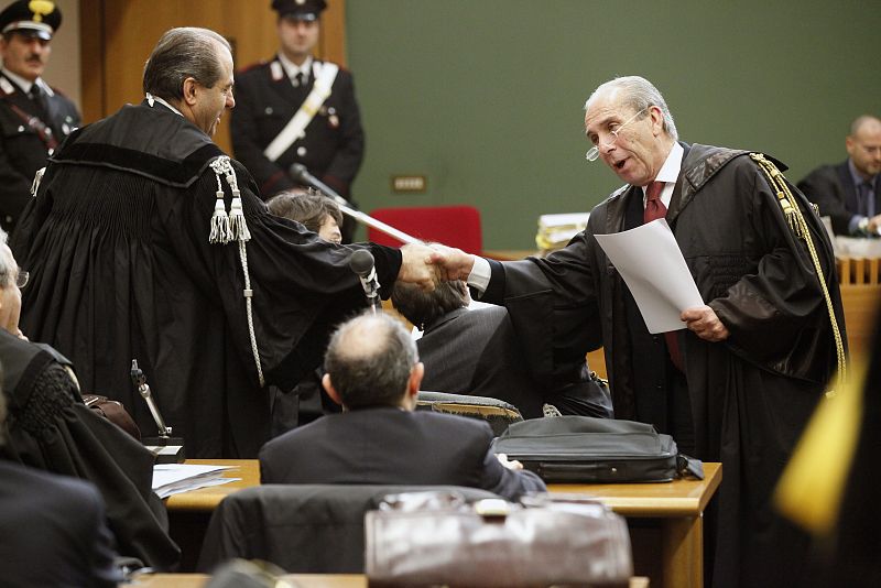 Berlusconi es declarado en rebeldía en la apertura de su juicio por la compra de un senador 