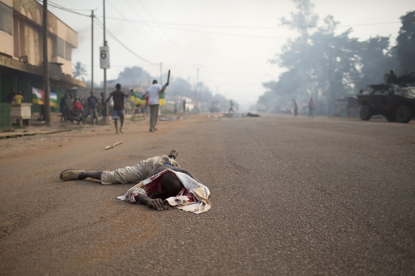 El cuerpo de un musulmán yace en una carretera de Bangui