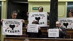 Amaiur responsabiliza al Gobierno de la muerte del preso Bellón y exhibe carteles pro acercamiento