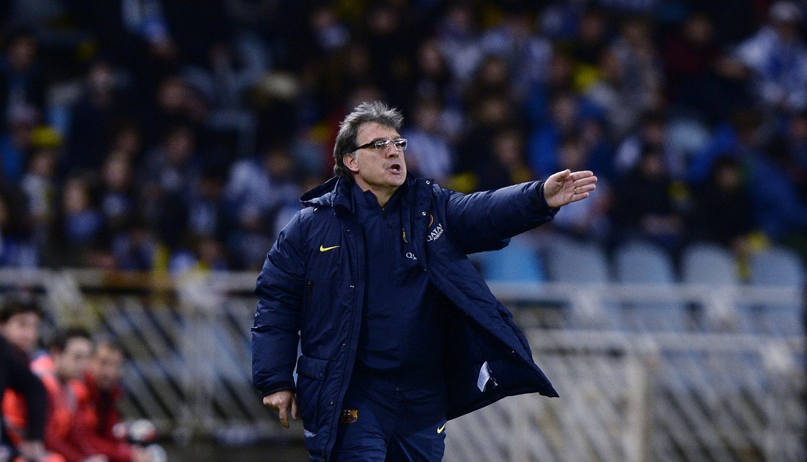 El entrenador del FC Barcelona, Gerardo Martino, da instrucciones a sus jugadores