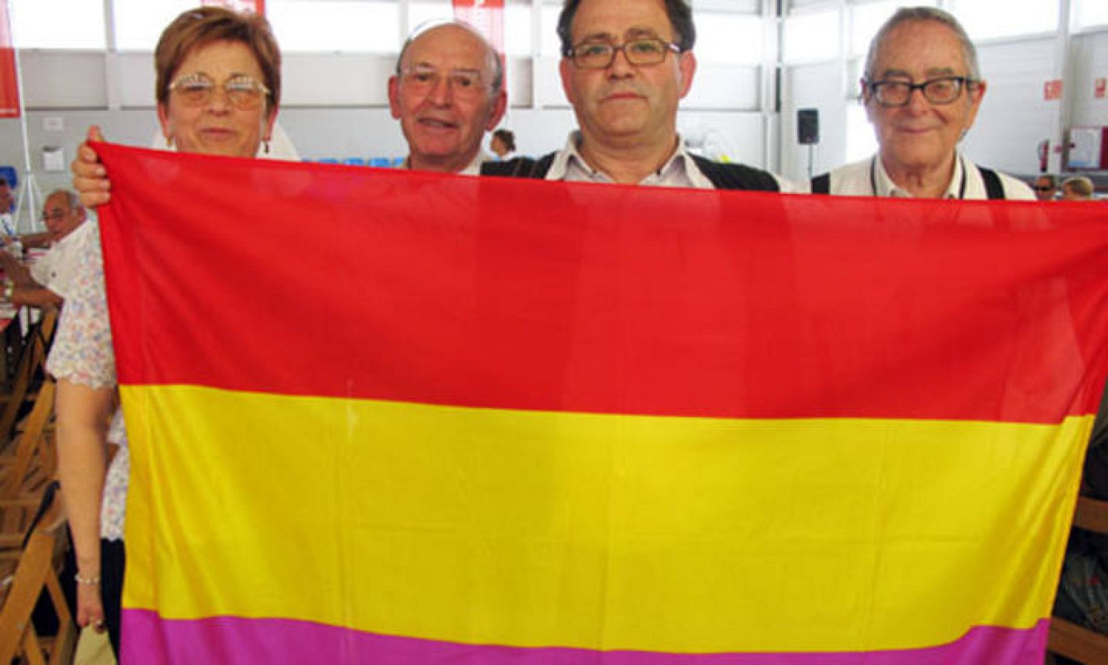 Antonio Moya con su bandera