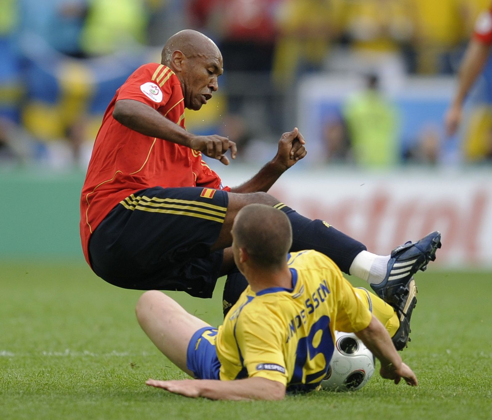 Senna lucha con Andersson durante el encuentro entre España y Suecia.
