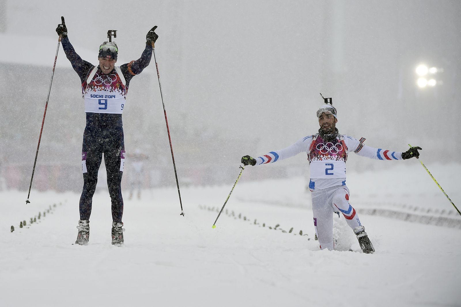 El noruego Svendsen supera sobre la línea de meta al francés Martin Fourcade.