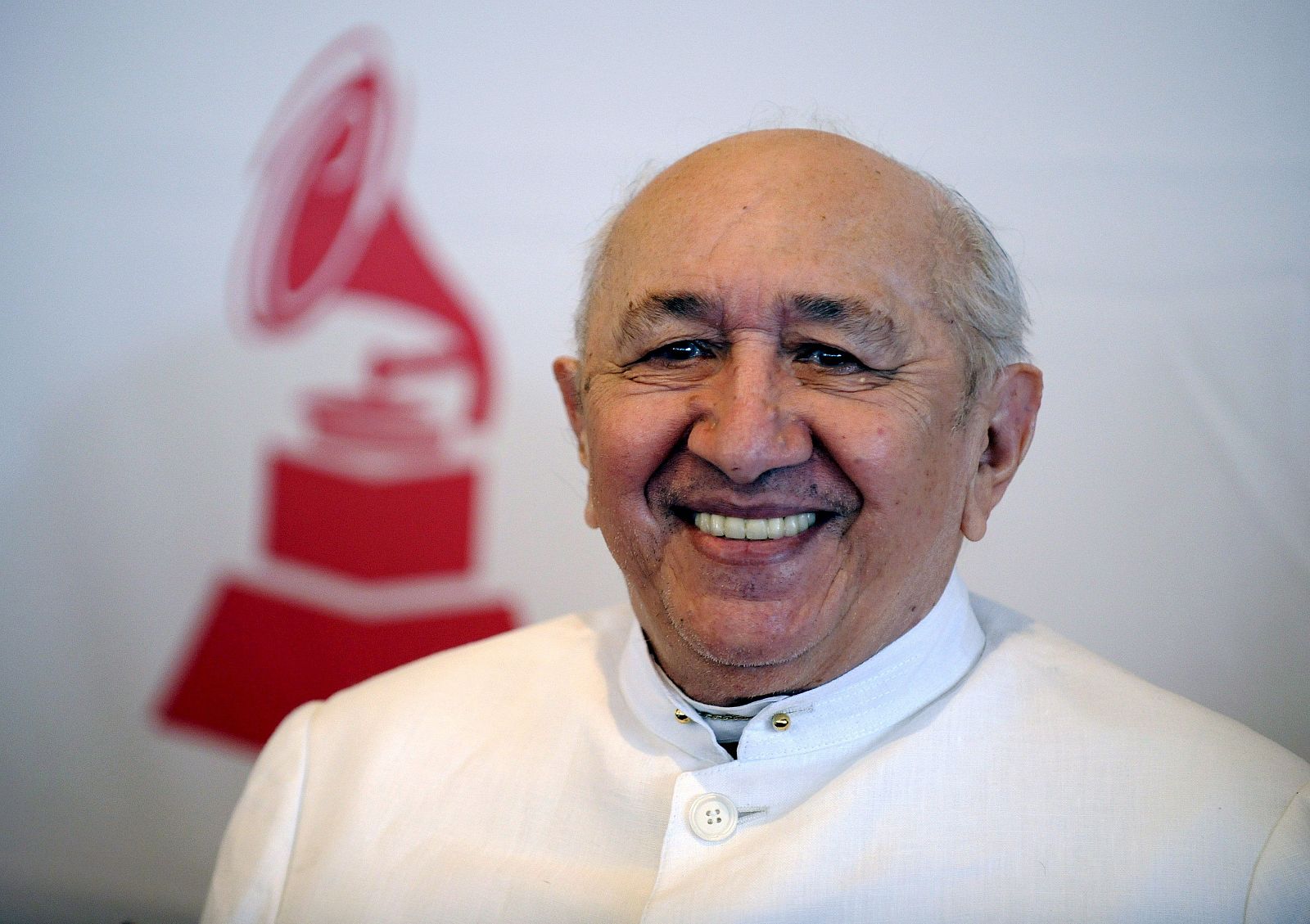 Fotografía de archivo del 12 de noviembre de 2012 donde se ve al cantante y compositor venezolano Simón Díaz llegando para la entrega del Premio del Consejo Directivo por parte de la Academia Latina de la Grabación parte de la novena edición de los p