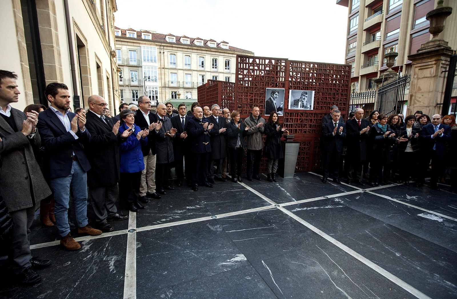 UN SILENCIO UNÁNIME RECUERDA LAS MUERTES DE BUESA Y CASAS EN LA CÁMARA VASCA