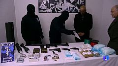 ETA escenifica su sellado de armas con dos encapuchados, una mesa y una copia del 'Guernica'