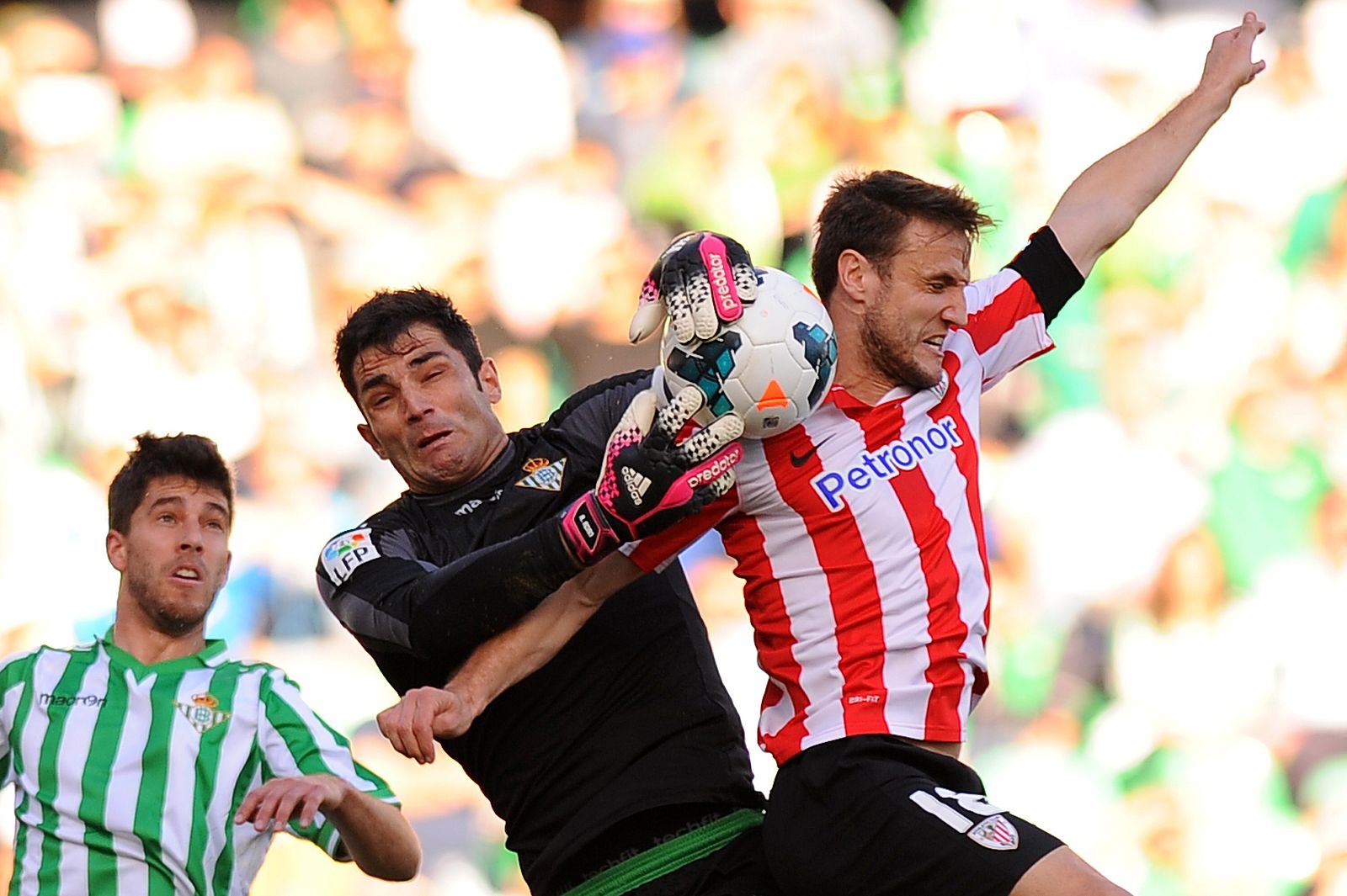 El guardameta Adan trata de despejar un balón ante Gurpegi.