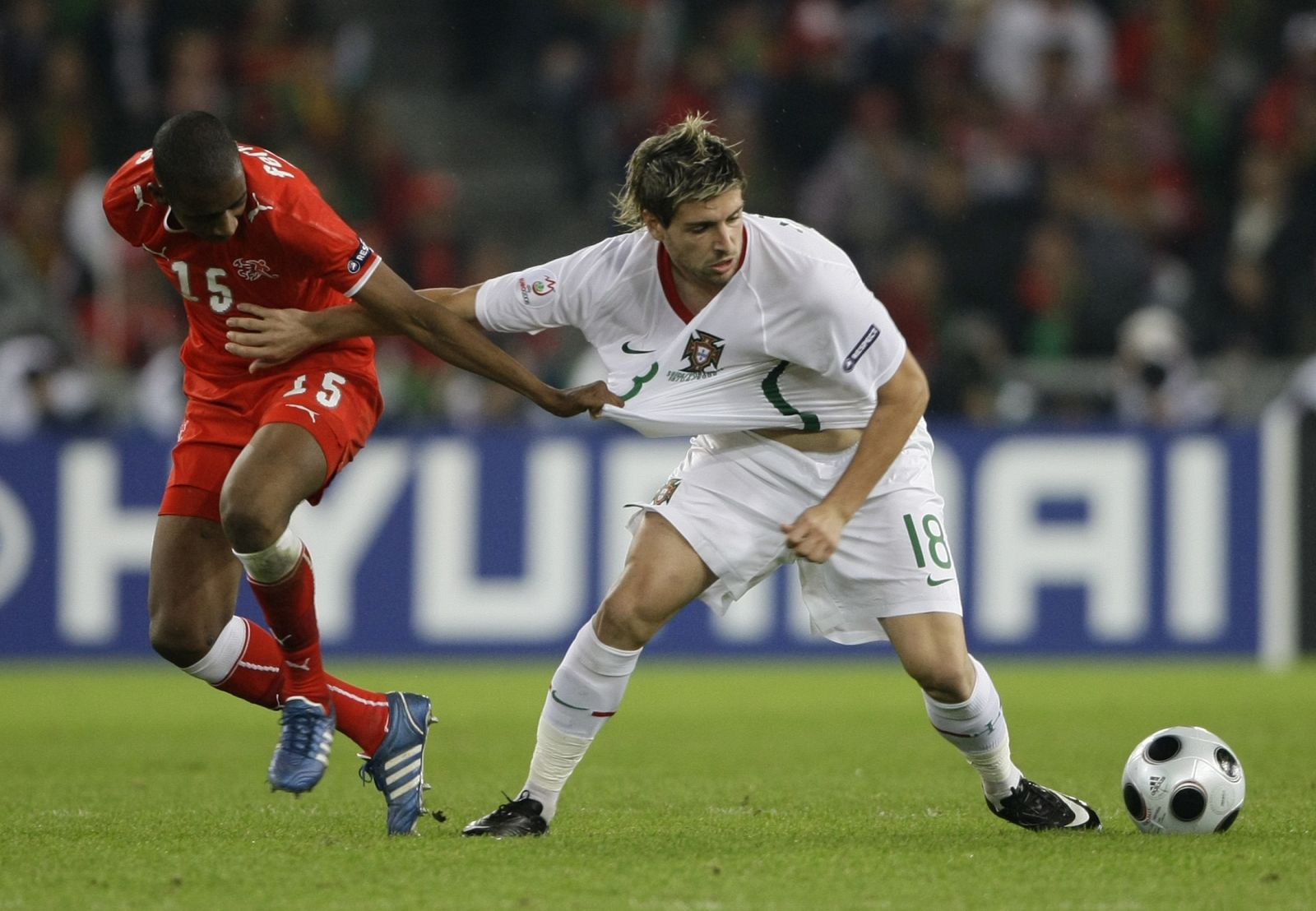 Fernandess pelea con el portugués Veloso durante el encuentro disputado en Basilea.