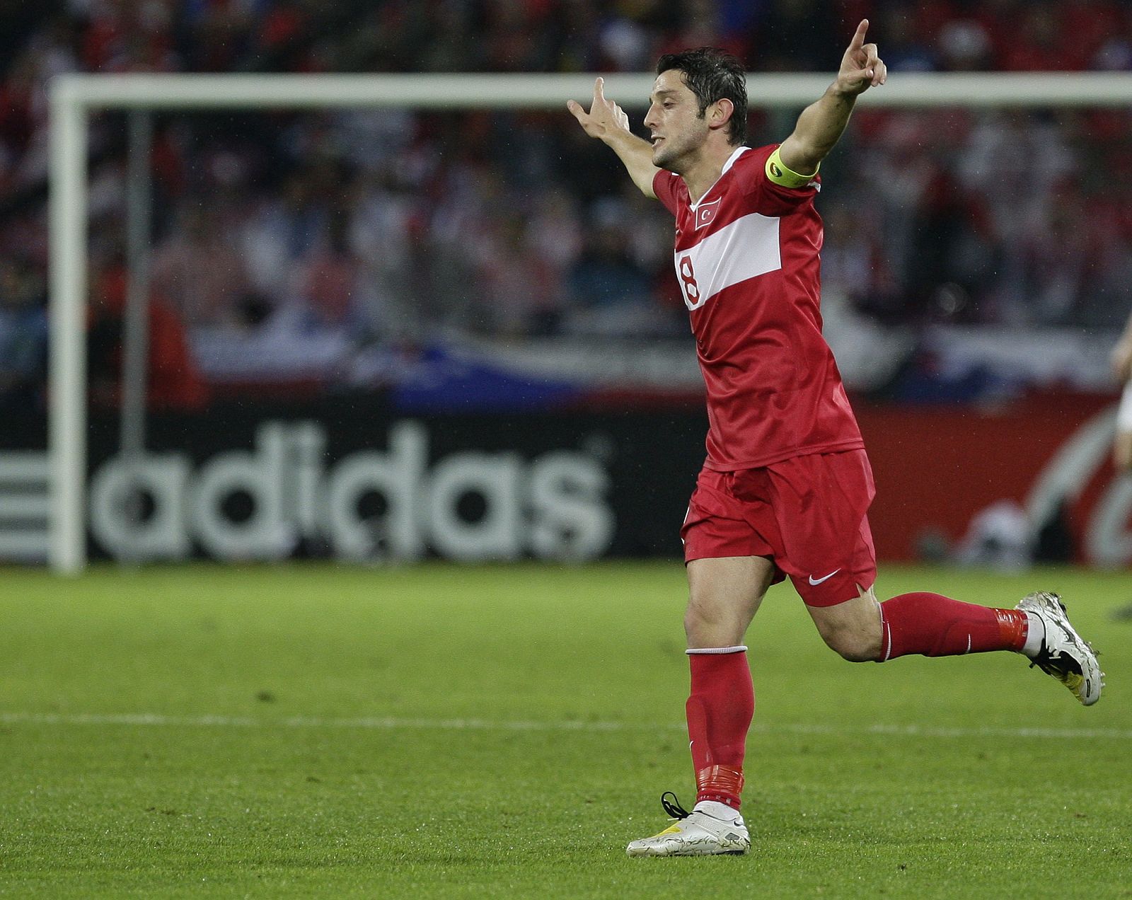 El capitán turco Nihat, después de batir la portería checa