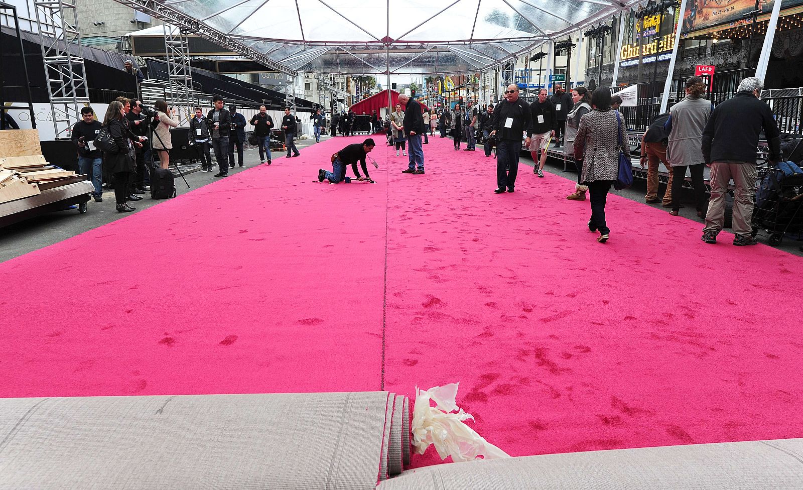 Un grupo de trabajadores instalan la alfombra roja para la gala del 2 de marzo.