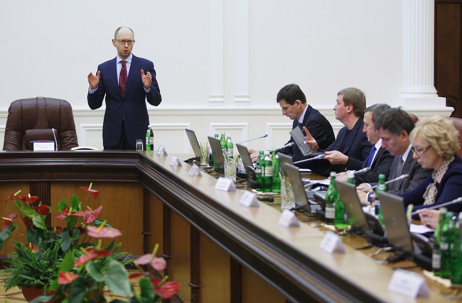 El nuevo primer ministro de Ucrania, Arseniy Yatsenyuk, se dirige a los miembros de su nuevo gabinete