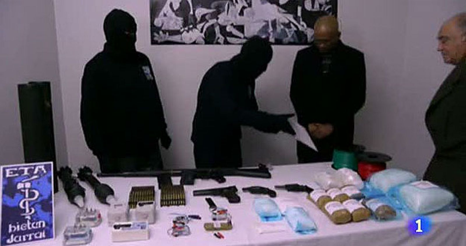 ETA escenifica el sellado de una parte de sus armas con los verificadores