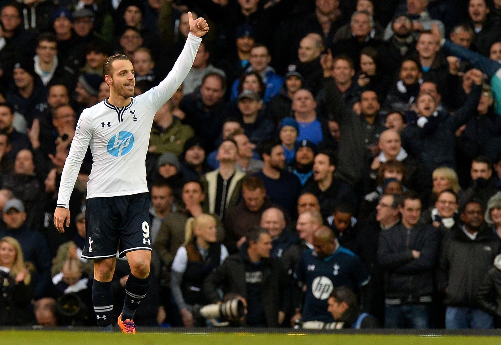Roberto Soldado celebra su gol con el Tottenham frente al Cardiff