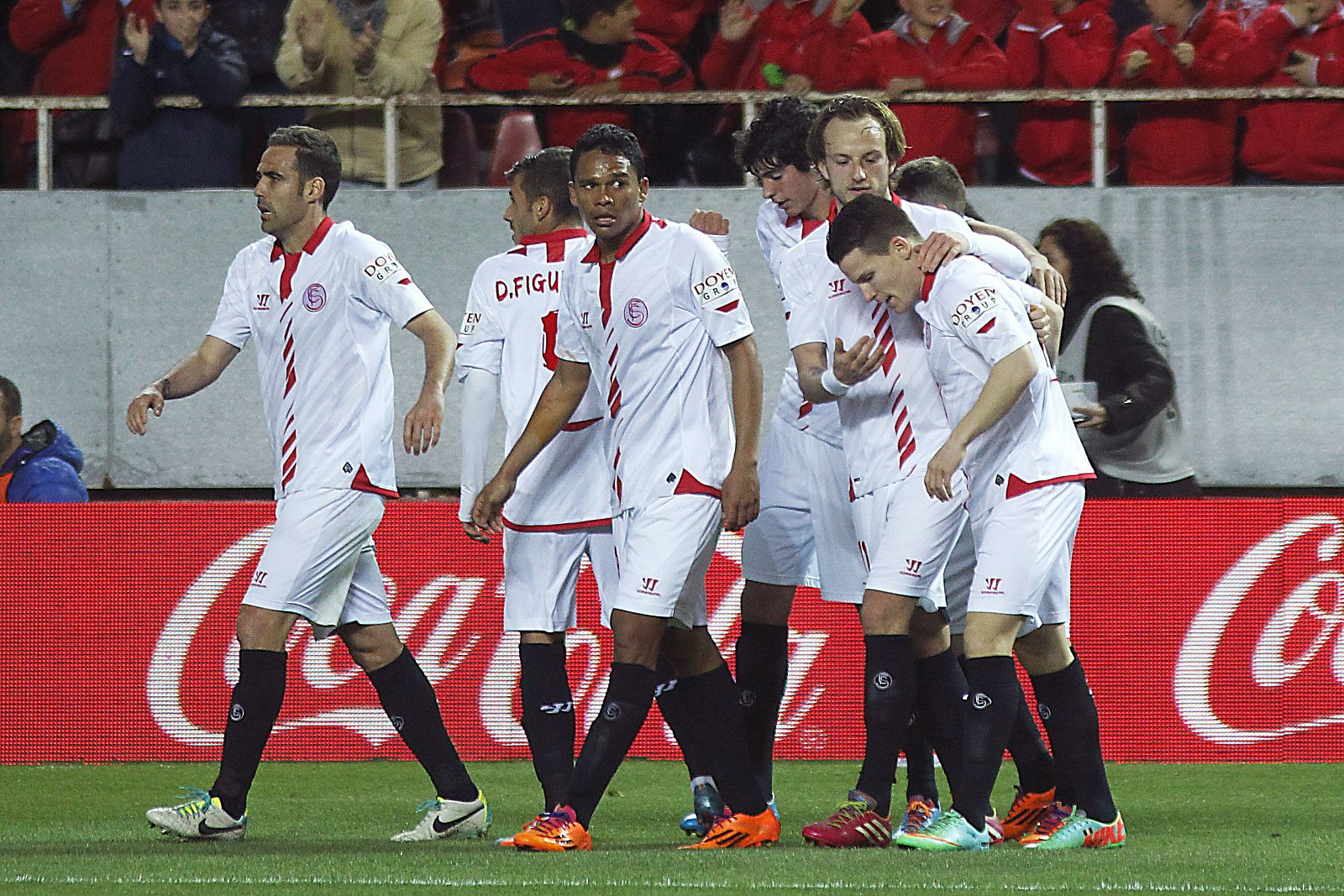 Los jugadores del Sevilla FC celebran el gol de gameiro.