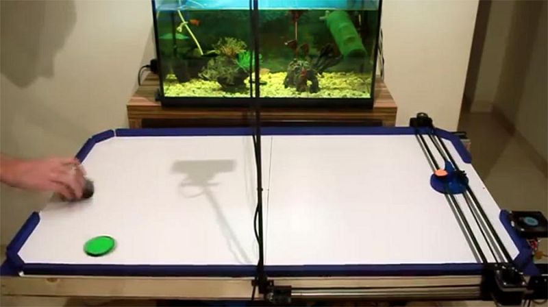 Un robot de hockey de aire construido con piezas de impresora 3D y pasión por la tecnología