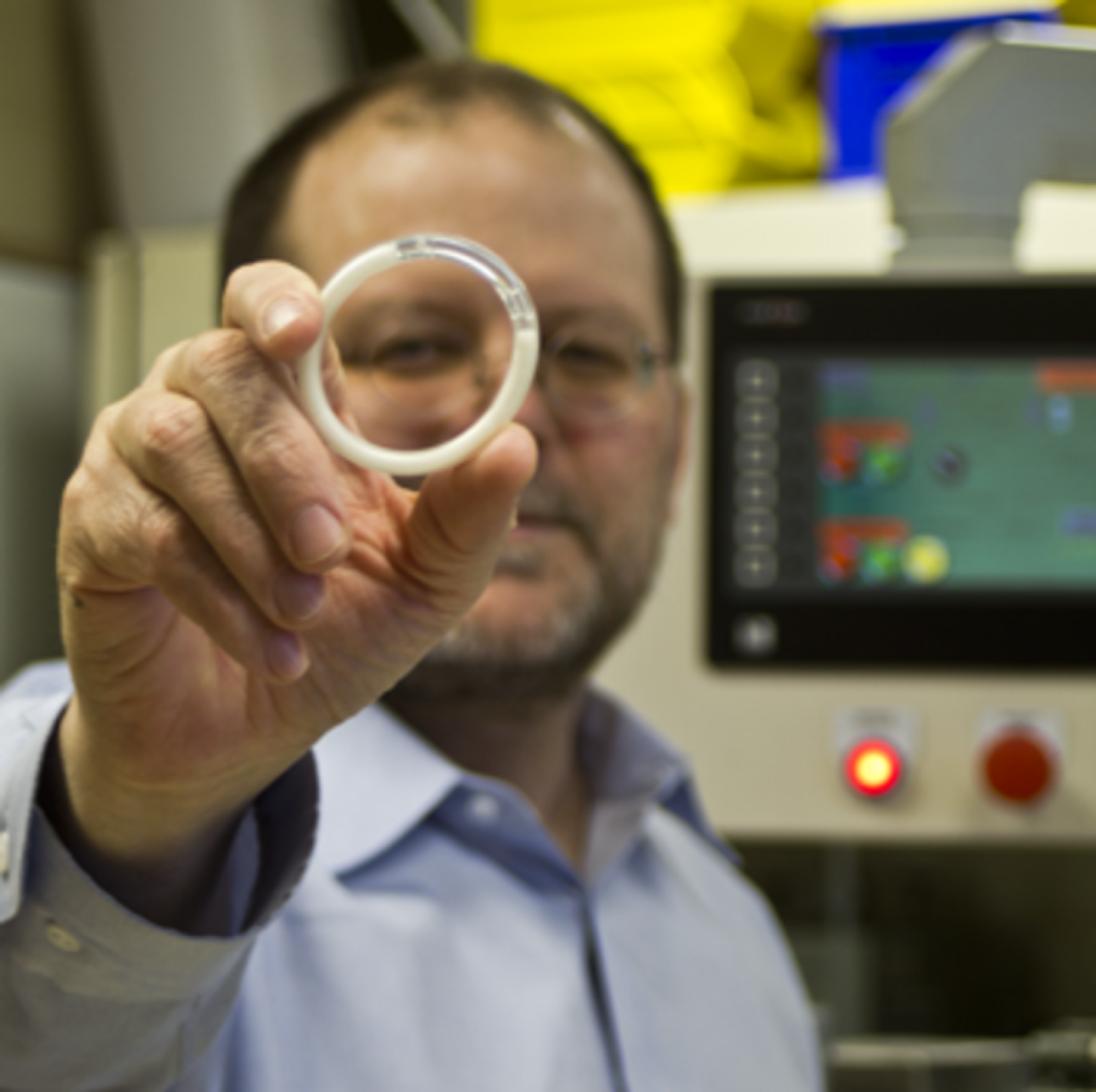 Patrick Kiser sosteniendo el anillo intravaginal que suminstra un fármaco antirretroviral y otro anticonceptivo.