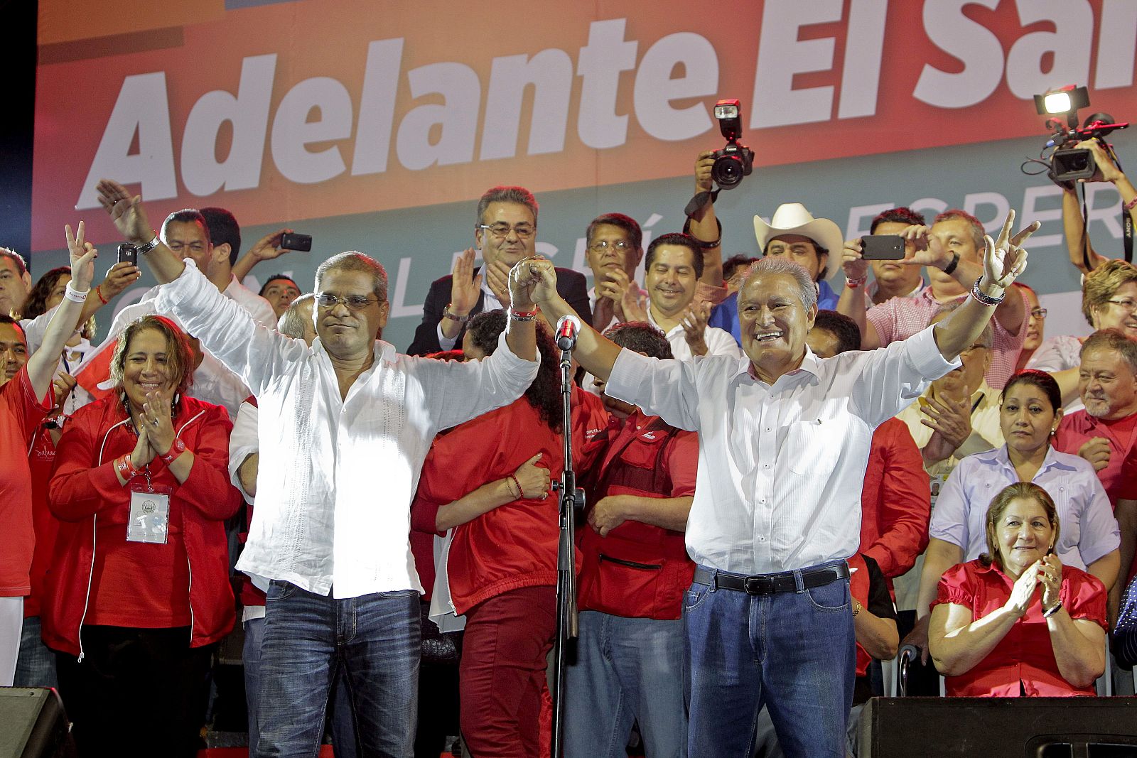 EL OFICIALISTA SÁNCHEZ CERÉN SE PROCLAMA GANADOR DE LAS ELECCIONES EN EL SALVADOR