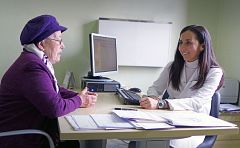 Un nuevo tratamiento reduce un 30% el riesgo de muerte por cáncer de cuello de útero