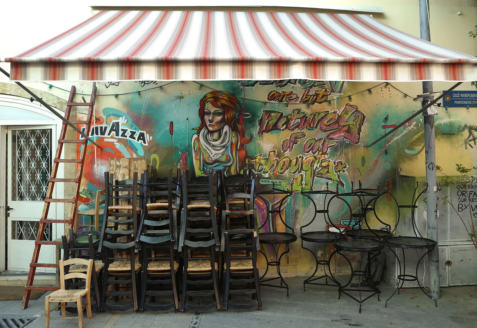 Mesas y sillas vacías de un café en Nicosia