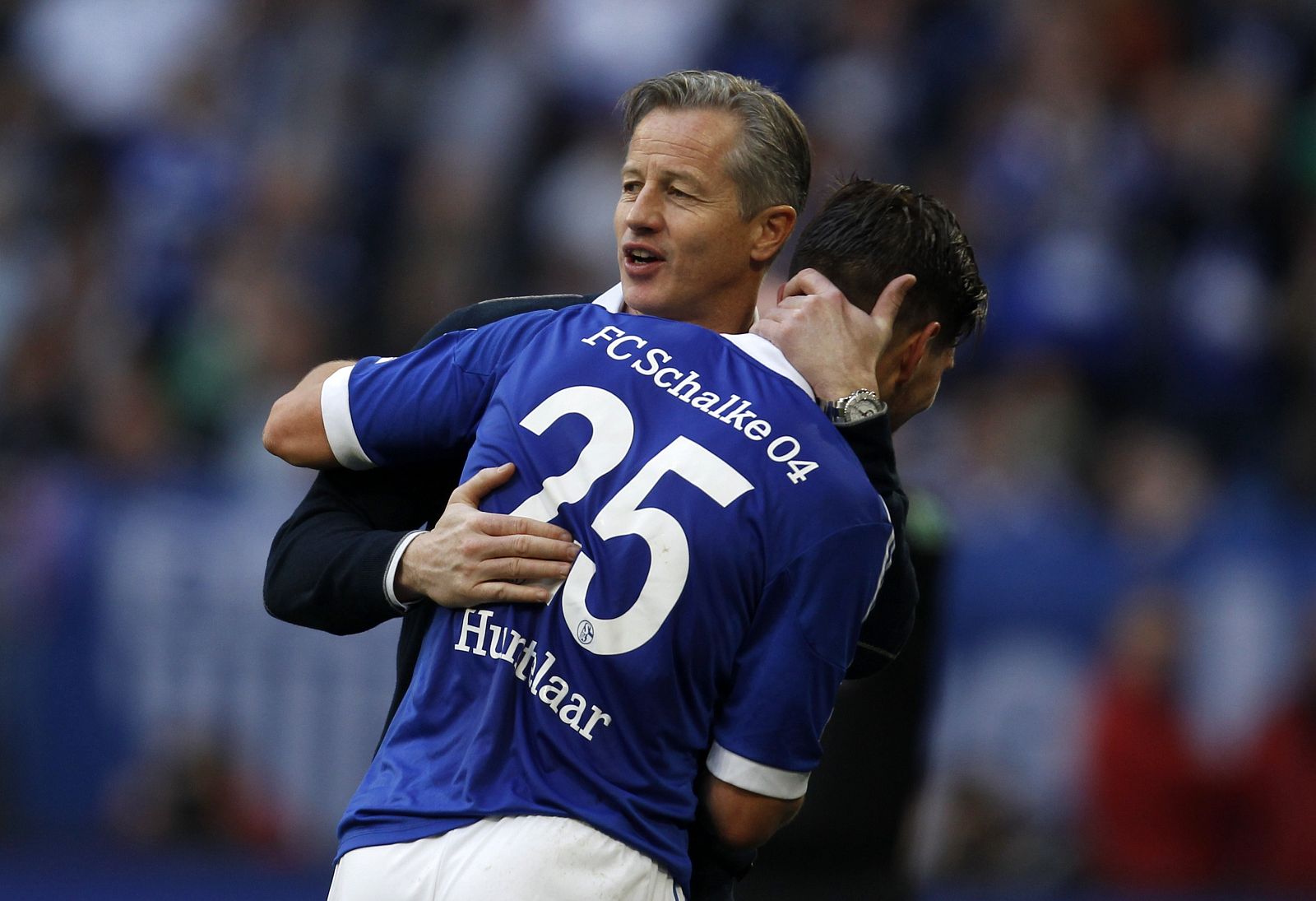El entrenador del Schalke alemán, Jens Keller, con su delantero Klaas-Jan Huntelaar