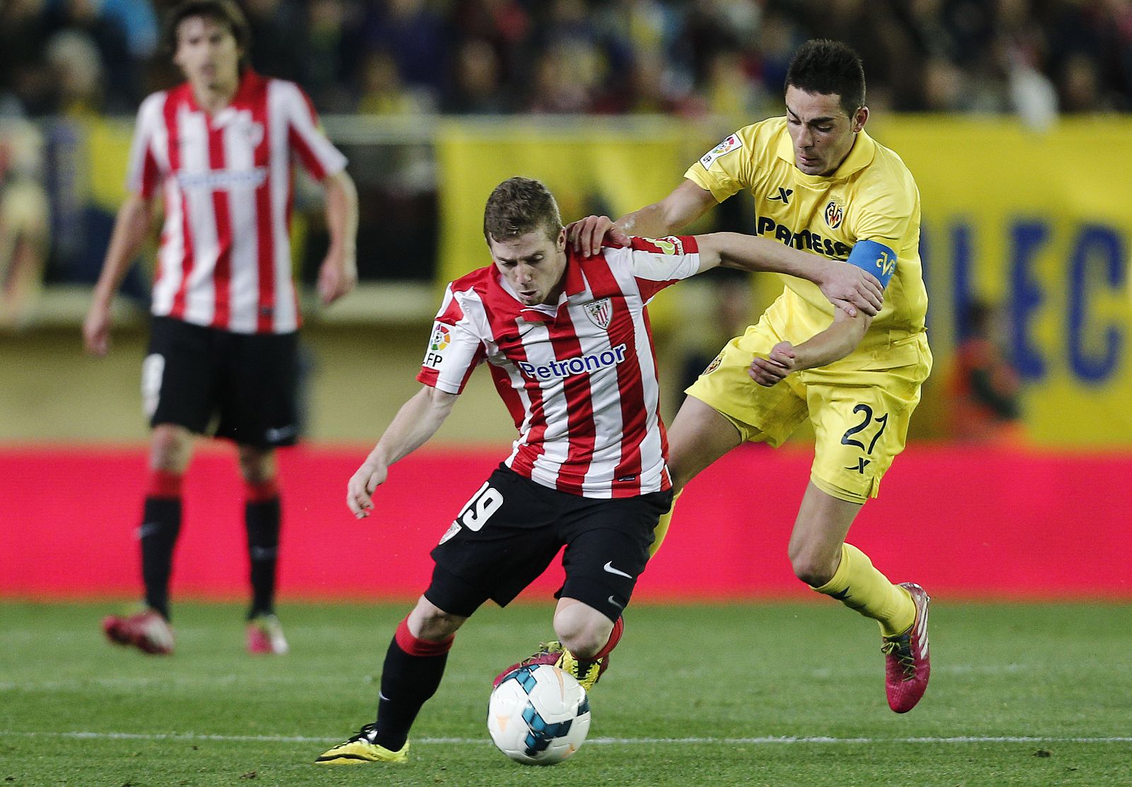 Iker Muniain y Bruno Soriano pugnan por un balón durante el partido.