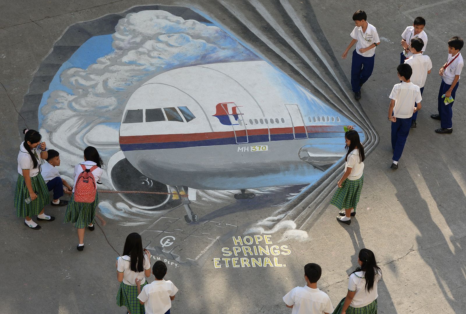 Mural gigante que recuerda al avión en Manila, Filipinas