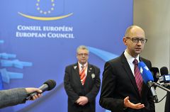La UE firma con Ucrania los capítulos políticos del acuerdo de asociación