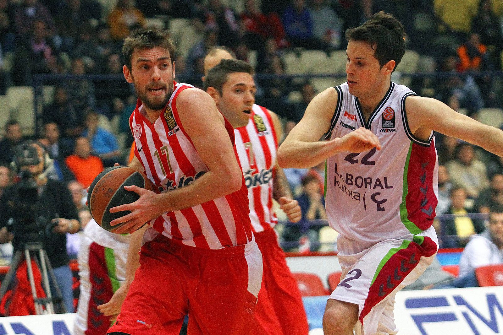 Thomas Heurtel trata de robar el balón a Evangelos Mantzaris.