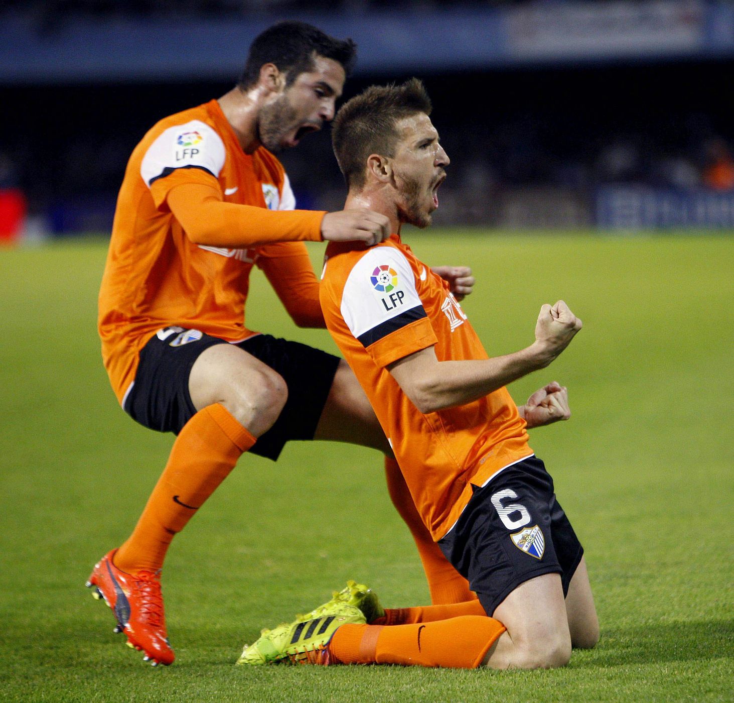 Ignacio Camacho (d) celebra el gol que ha marcado ante el Celta de Vigo.