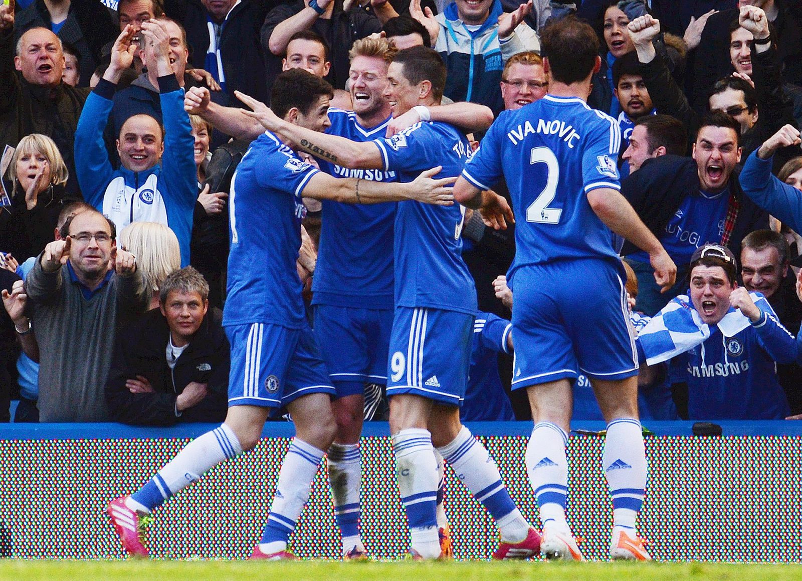 Los jugadores del Chelsea celebran uno de los seis goles al Arsenal