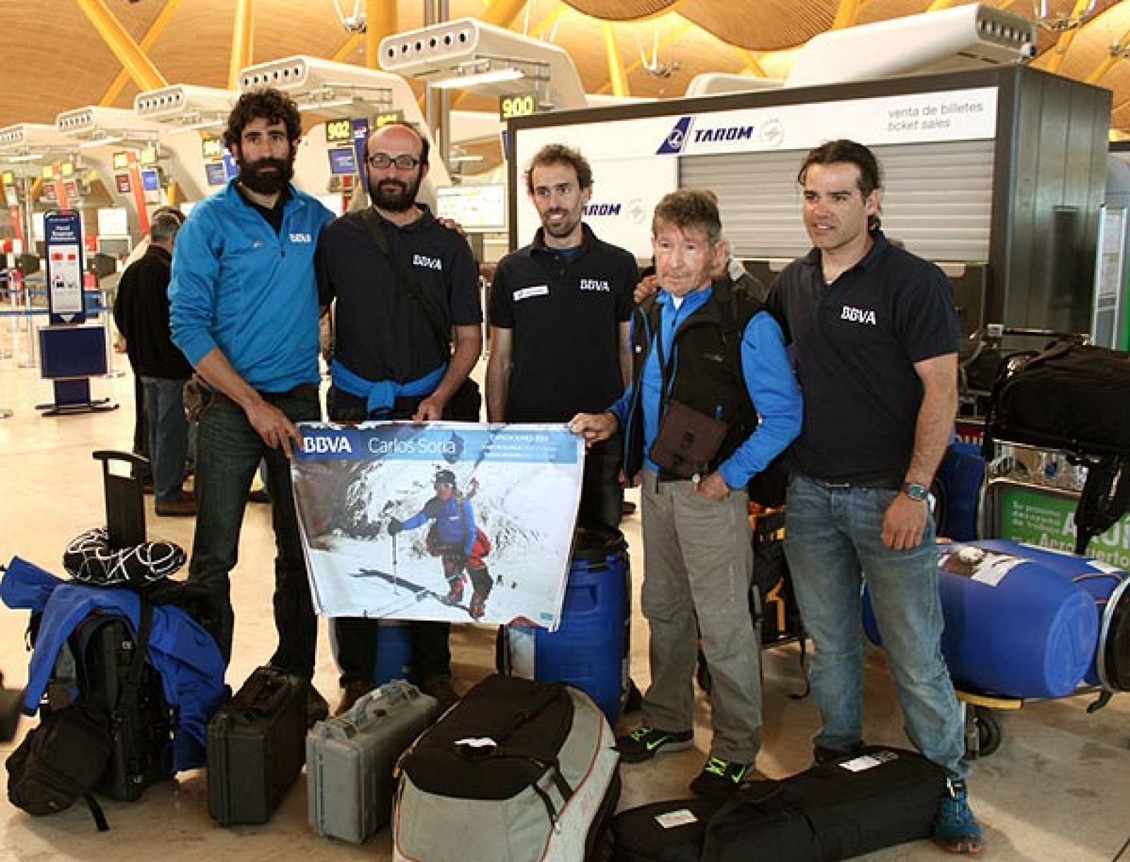 Imagen de la Expedición BBVA liderada por Carlos Soria antes de tomar el vuelo.