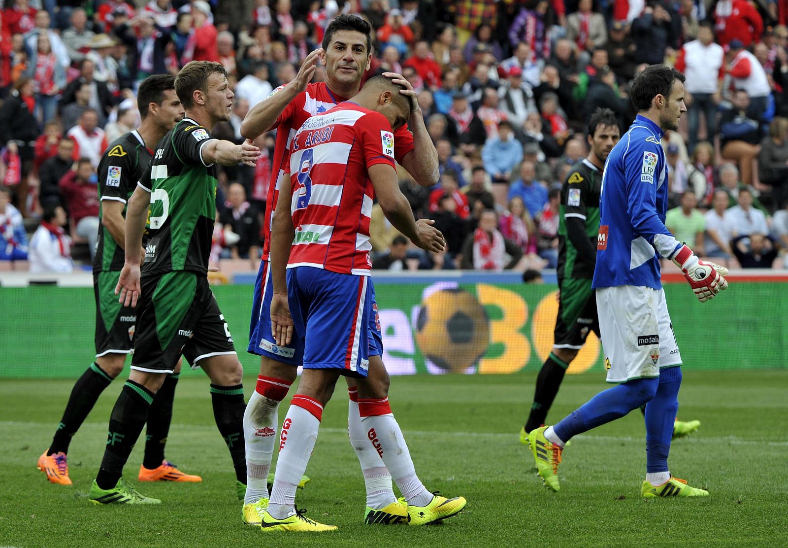El-Arabi (primer término) junto a su compañero "Riki" durante el partido.