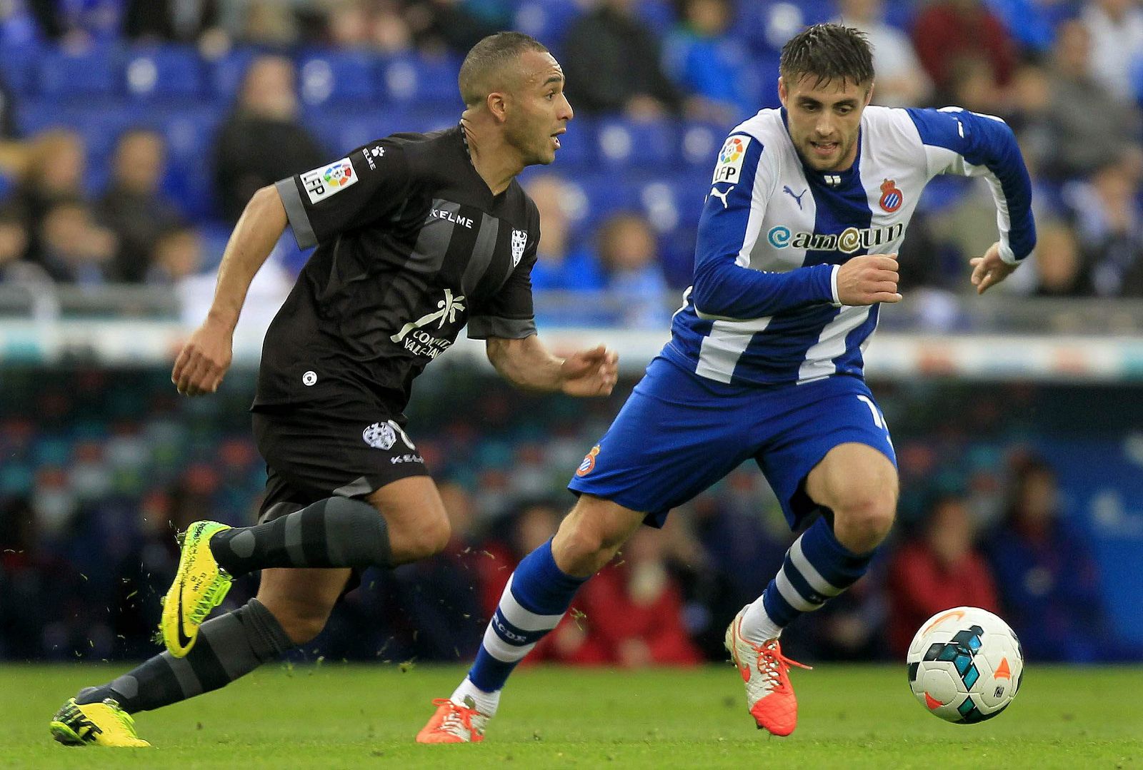 El Zhar (i) y David López (d) corren hacia el balón durante el partido.