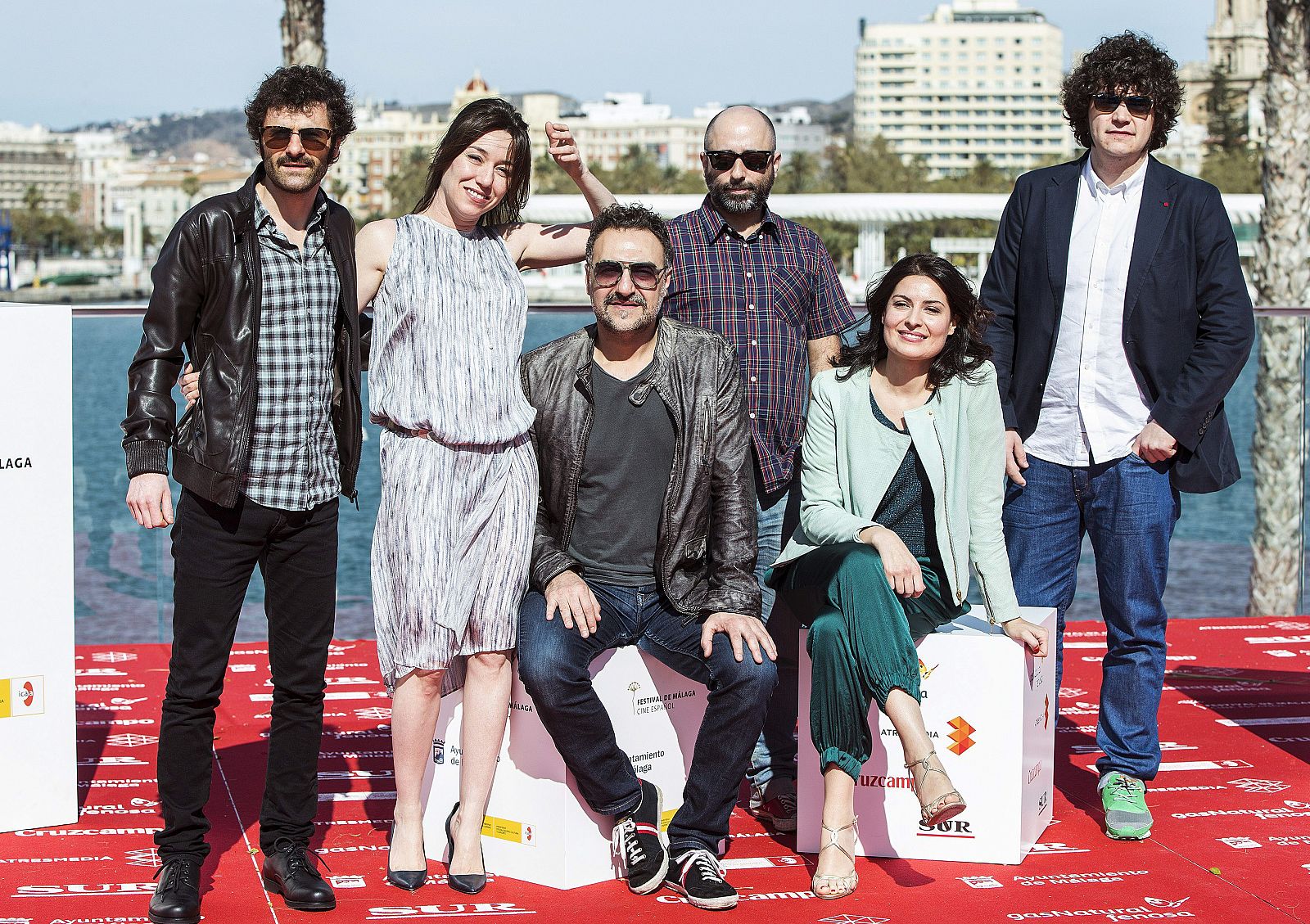 Los actores Xulio Abonjo (i), Lola Dueñas (2i), Juan Carlos Vellido (3i), Ledicia Sola y Xosé A. Touriñan (d) posan con el director Alfonso Zaruza durante la presentación de la película "Los Fenomenos".