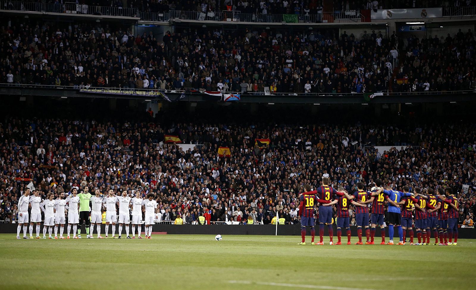Real Madrid and Barcelona players observe a minute of silence for former prime minister Suarez who died on Sunday, before La Liga's second 'classic' soccer match of the season in Madrid