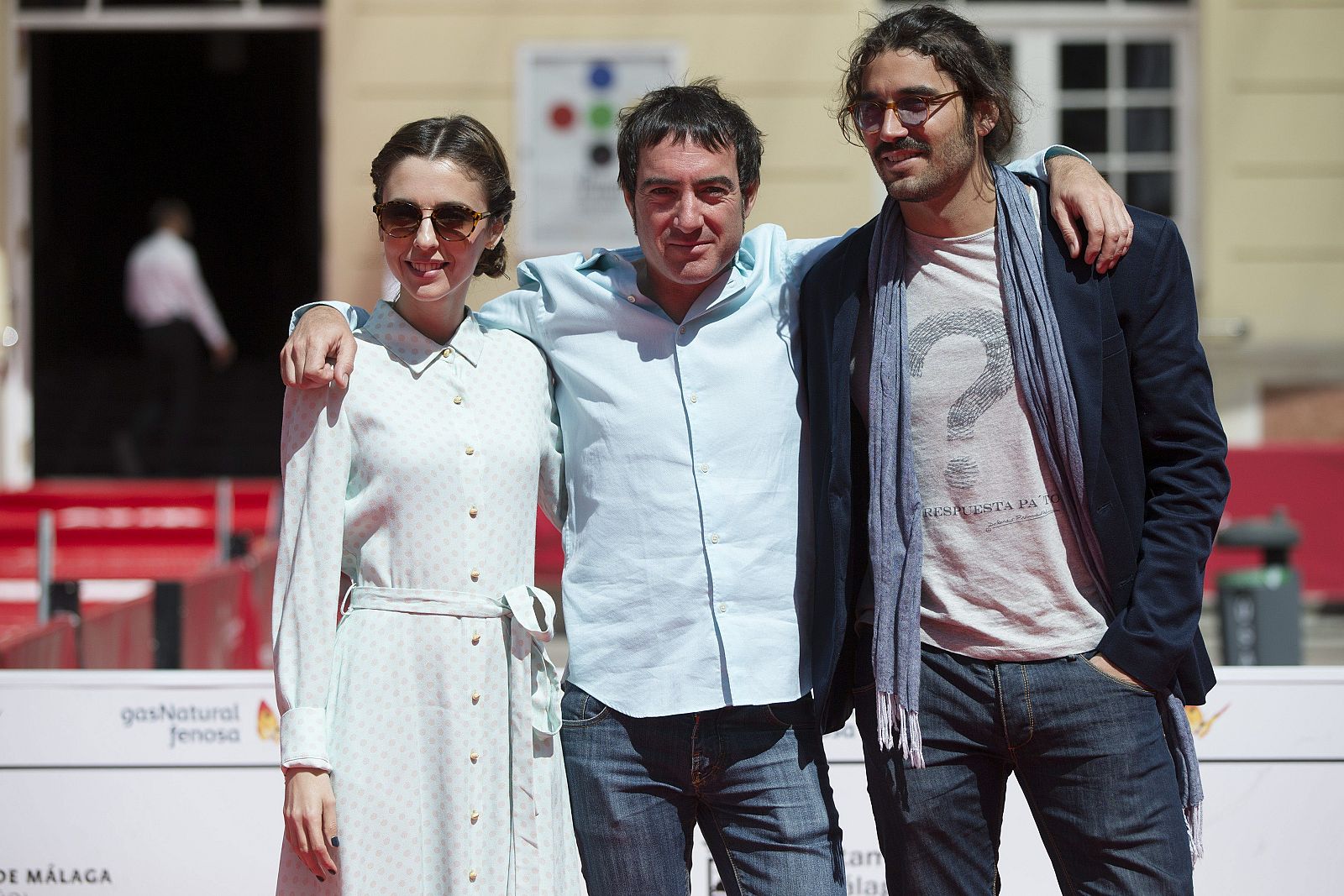 El director Alex Pina y los actores Álex García  y Leticia Dolera, posan hoy en el Teatro Cervantes durante la presentación de la película "Kamikaze" en la sección oficial del decimoséptimo Festival de Cine Español de Málaga.