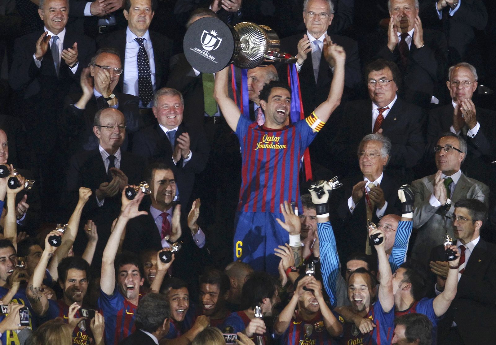 Xavi Hernández levanta la Copa del Rey 2012
