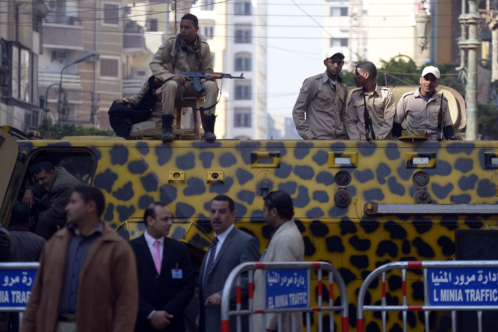 Las fuerzas de seguridad egipcias montan guardia ante el tribunal de Minya