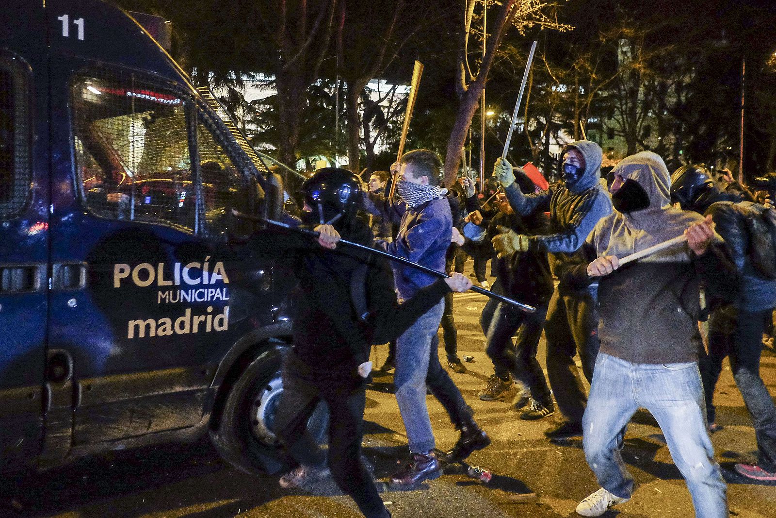 Varios encapuchados golpean un furgón policial tras la marcha del 22M por la "dignidad"