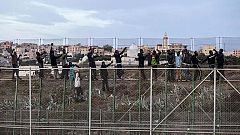 Diez inmigrantes entran en Melilla en un salto de la valla en el que lo han intentado unas 800 personas