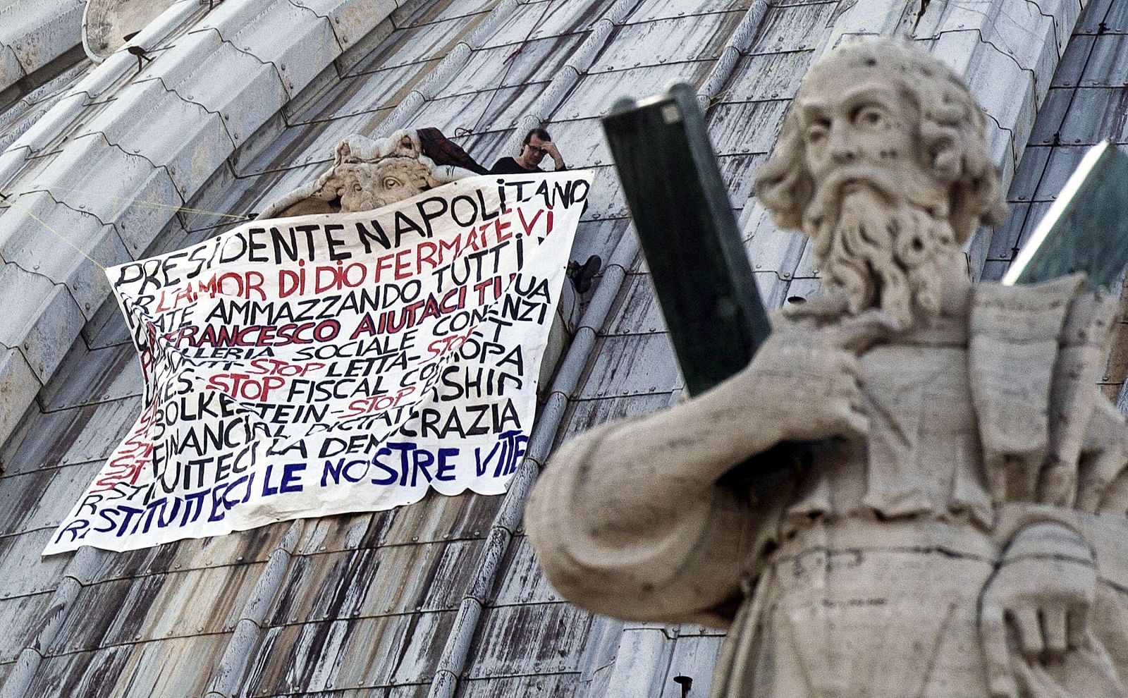 Marcello di Finizio, con una gran pancarta en la cúpula de la Basílica de San Pedro.
