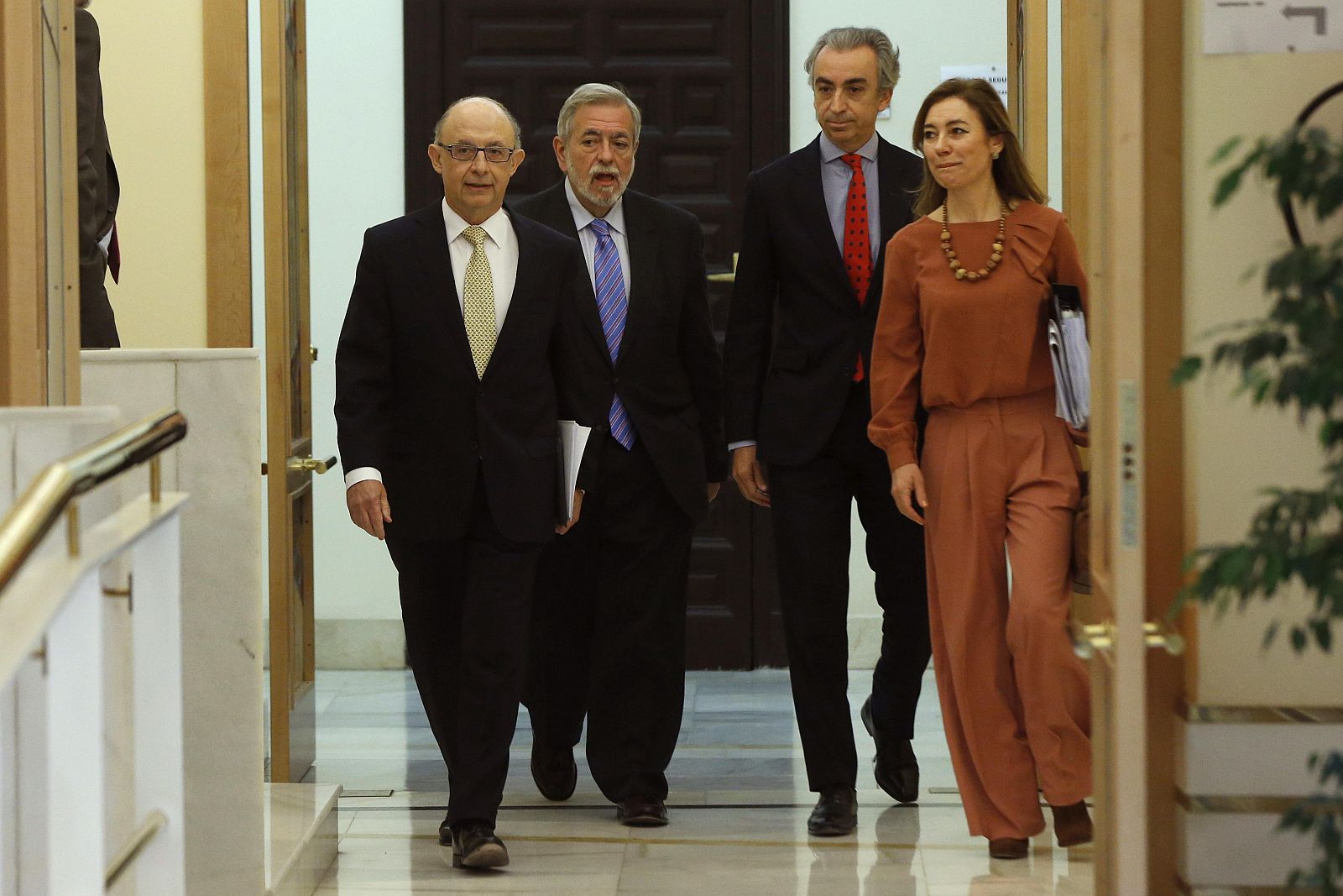 El ministro de Hacienda, Cristóbal Montoro, acompañado por el secretario de Estado de Administraciones Públicas, Antonio Beteta; el secretario de Estado de Hacienda, Miguel Ferre, y la secretaria de Estado de Presupuestos, Marta Fernandez Currás